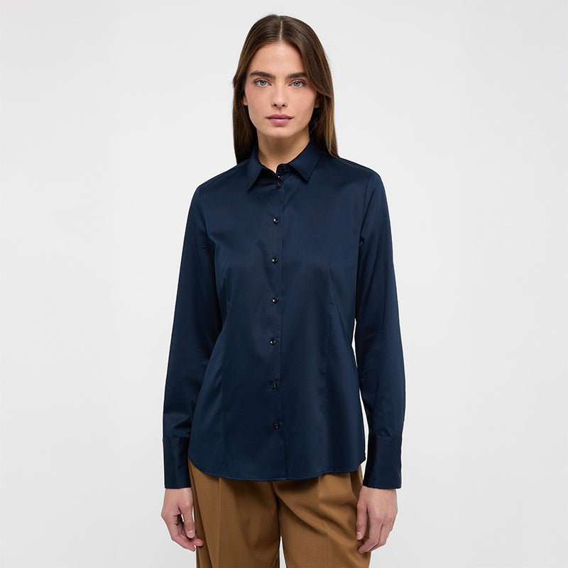 Modelbillede af Eterna Satin Shirt navy dameskjorte regular fit i bomuldssatin med stretch